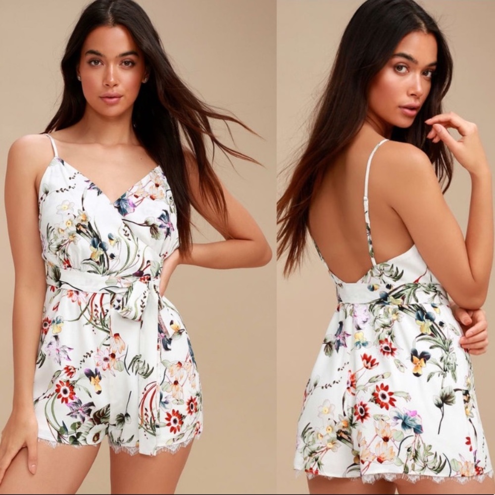 LULU’S Sprout and About White Floral Print Wrap Romper Sz Small